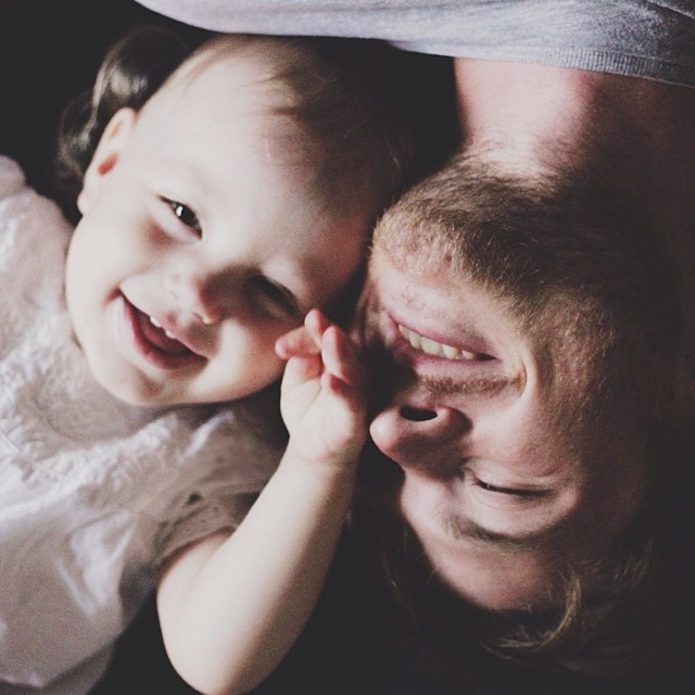 padre con su pequeña bebé sonriendo 