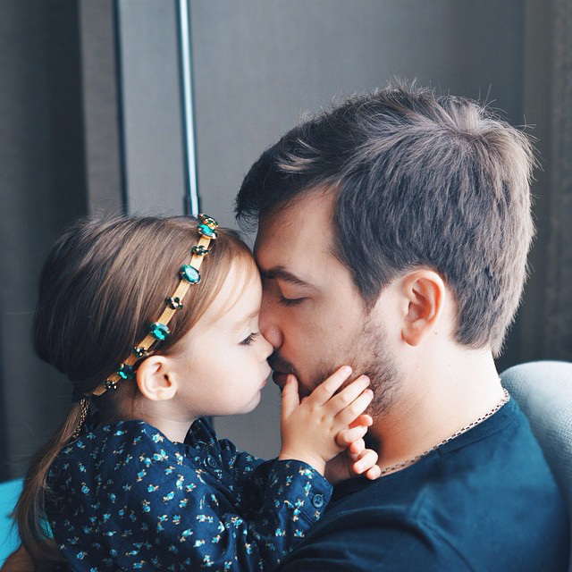 Padre e hija abrazados tiernamente