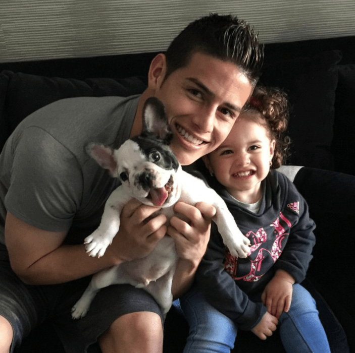 James Rodríguez con su perro y su hija 