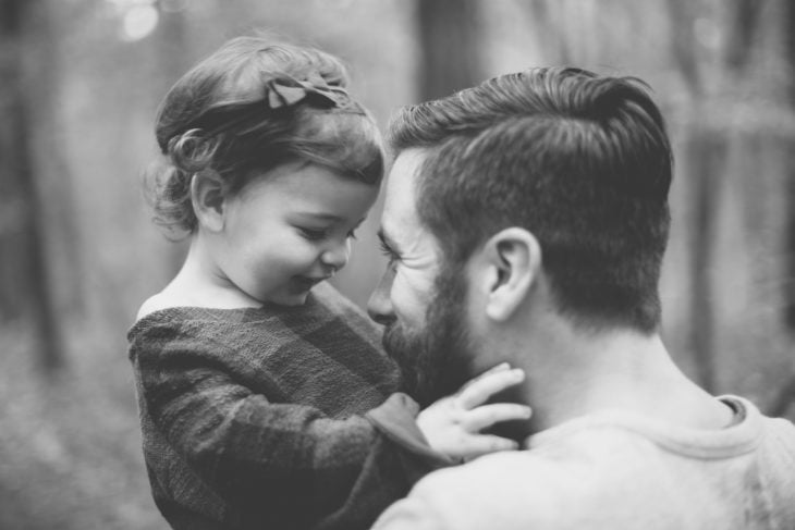 Foto en blanco y negro de papá e hija platicando 