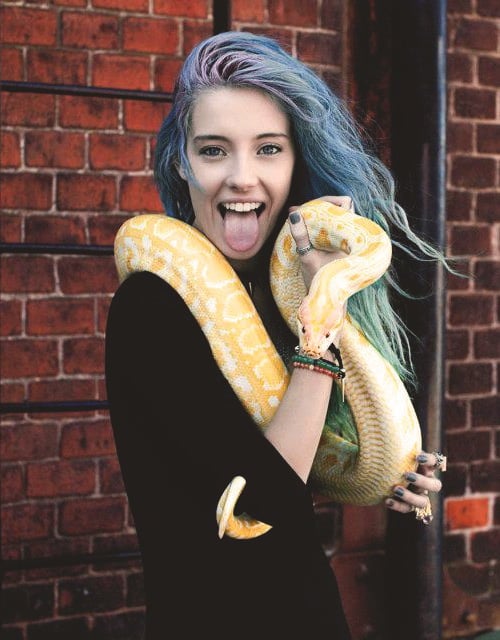 Chica de cabello de colores y una serpiente en el cuello 