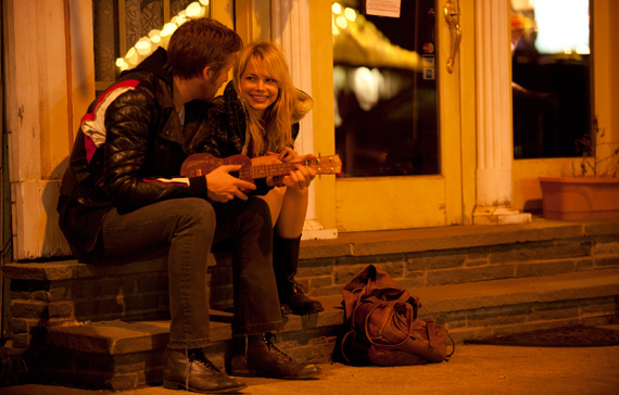 pareja de novios sentados cantando y tocando el ukelele