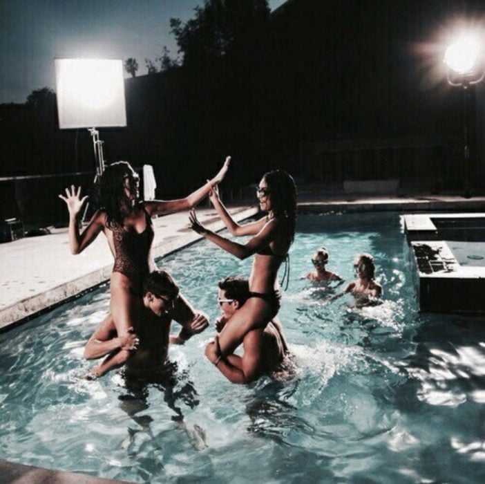 jóvenes jugando en una piscina