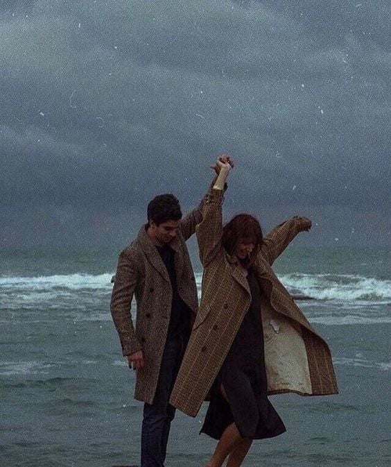 pareja bailando frente al mar