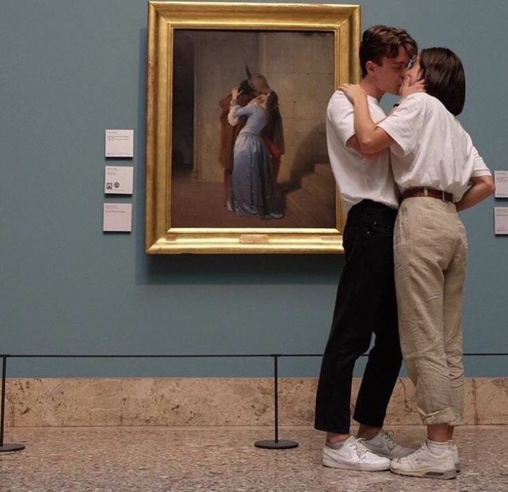Novios se besan en un museo