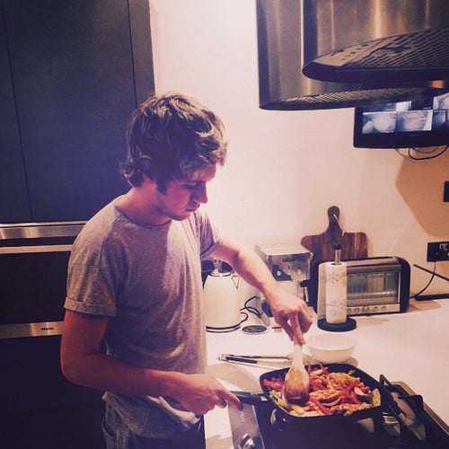chico cocinando comida en la cocina