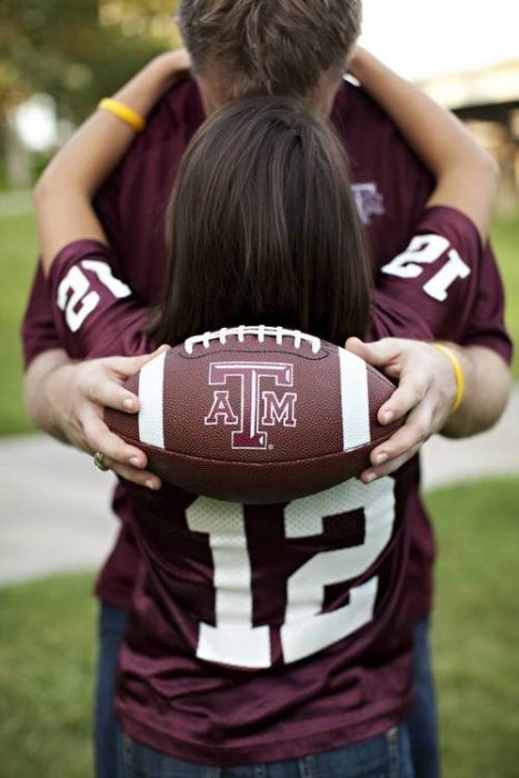 novios abrazados sosteniendo un balón de fútbol americano 