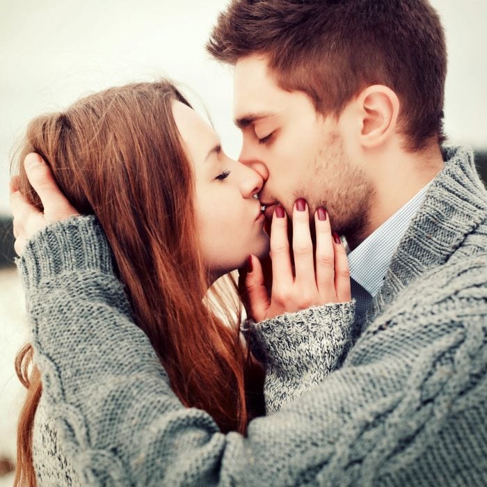 novios besandose de manera tierna 