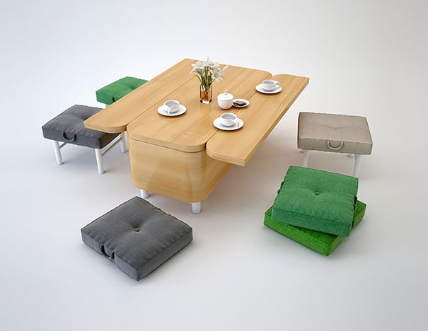 mesa de madera con pequeñas sillas de color gris y verde 