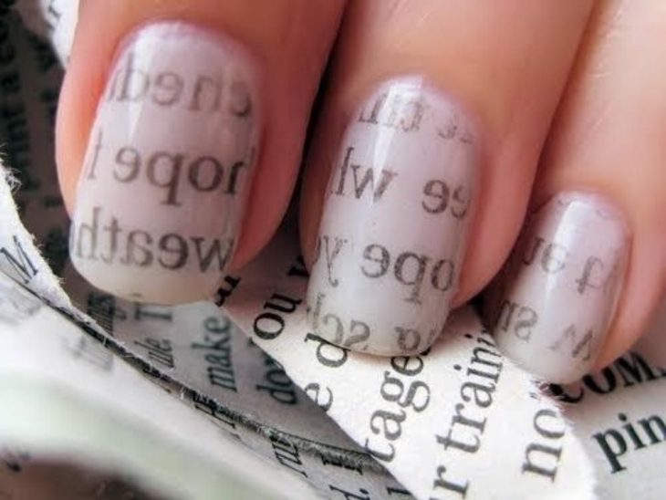 Uñas pintadas con papel de periódico 