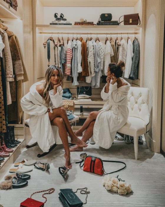 Chicas probándose ropa en closet gigante 