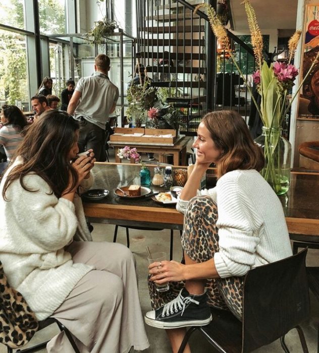 Chicas tomando café y platicando