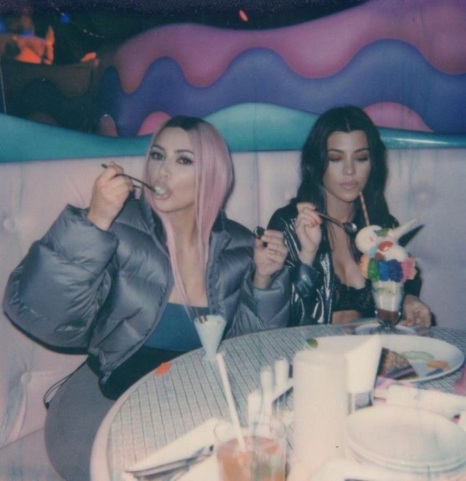 kim y kourtney kardashian comiendo helado