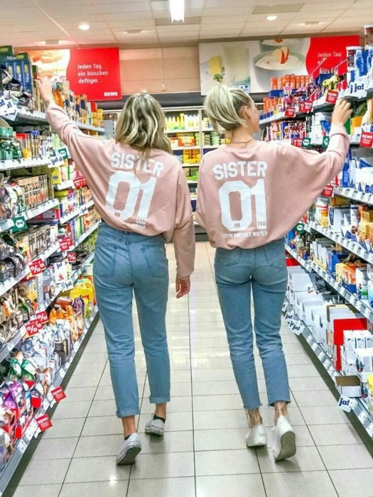 Chicas con outfits iguales en el supermercado