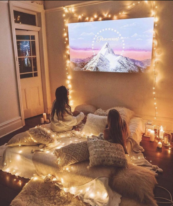 Hermanas viendo películas 