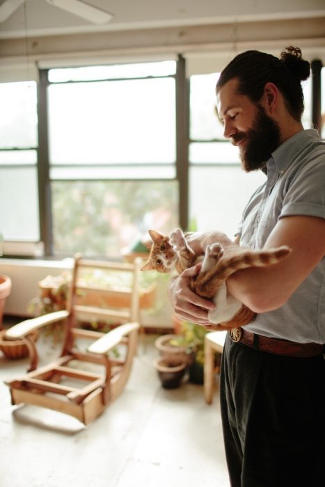 Hombre formal con su gato