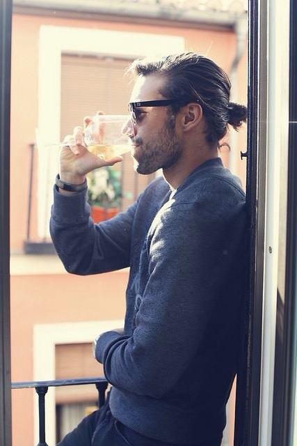 Hombre elegante tomando una copa de vino