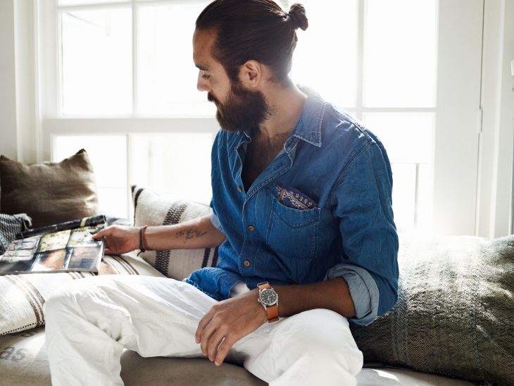 hombre con camisa de mezclilla, barba y chongo 