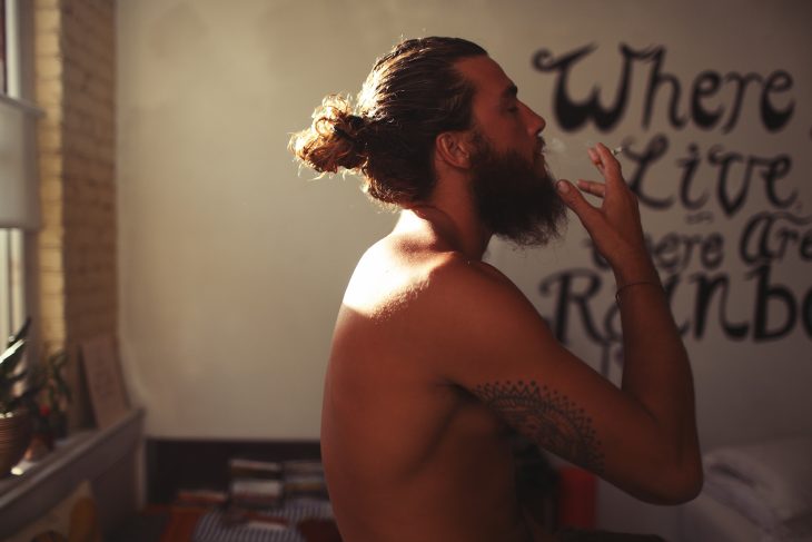 Hombre hipster fumando 