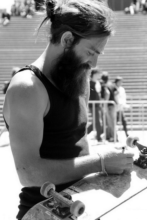 Skater con barba y chongo