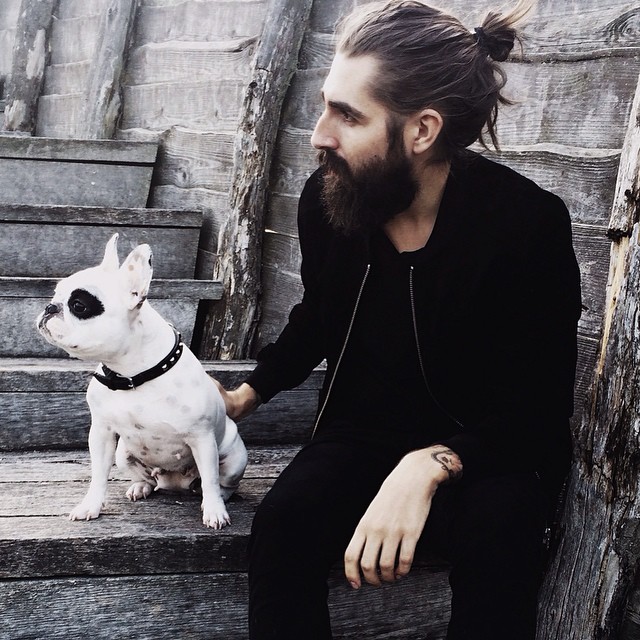 Hombre con cebollita en el cabello junto a su perro