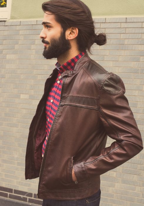 Hombre guapo con barba y cabello agarrado