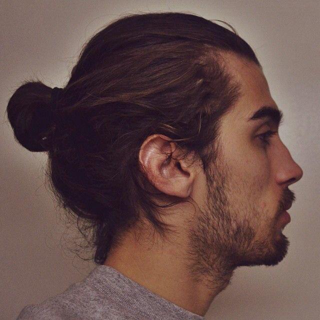 Hombre con bun de perfil