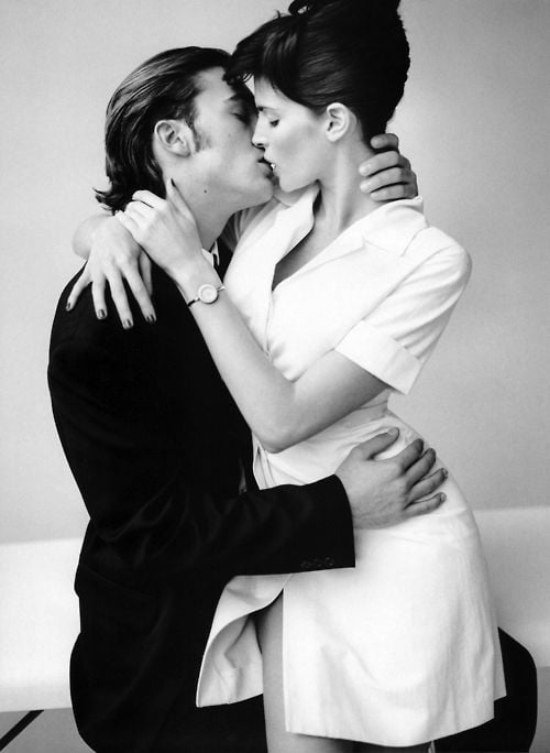 hombre y mujer dando beso apasionado 