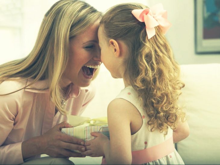 hija dandole regalo a mamá 