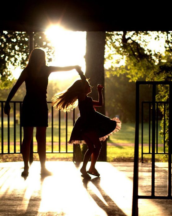 mamá bailando con su hija 