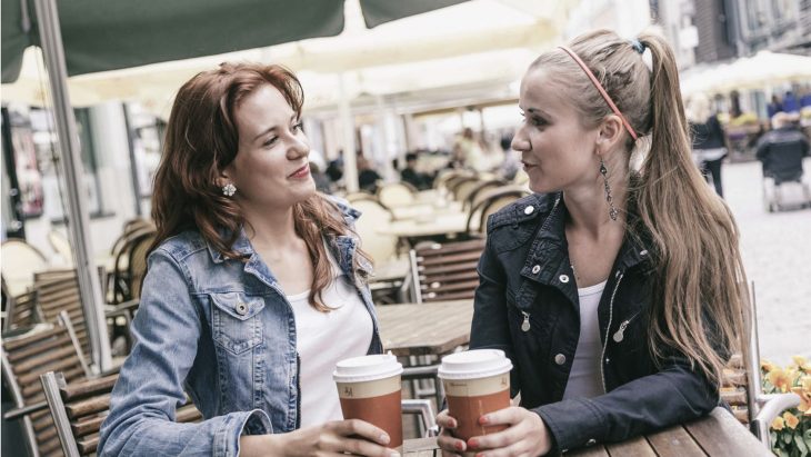 Madre e hija tomando un café 