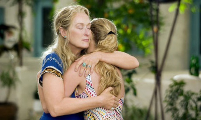 Madre dando un abrazo a su hija 