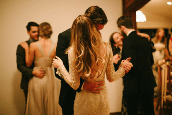 Pareja de novios bailando 