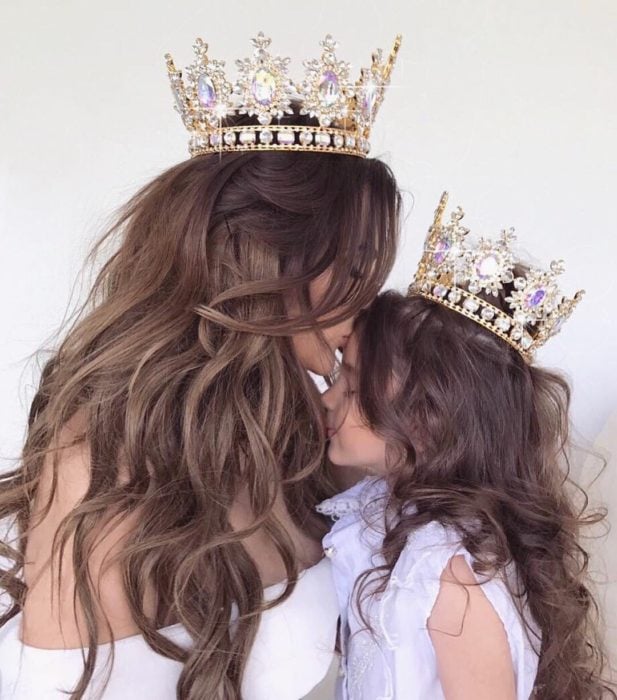 Madre e hija con coronas de reinas