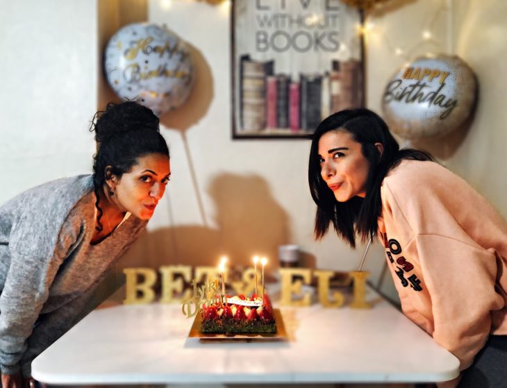 Madre e hija soplan velas de pastel