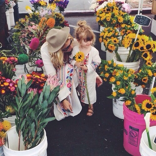 Madre e hija en florería