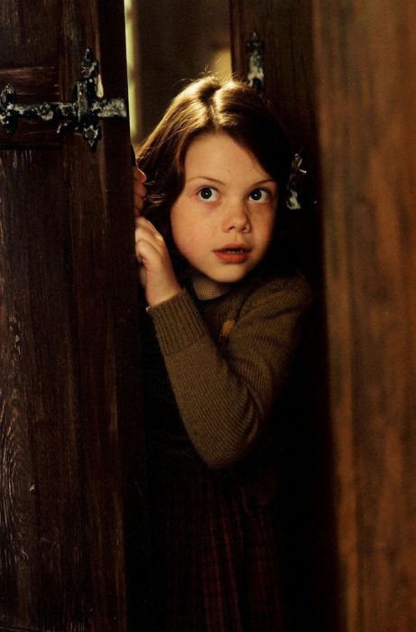 Lucy escondida en el ropero de la película las crónicas de narnia