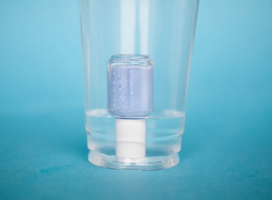 Esmalte sumergido en un vaso de agua