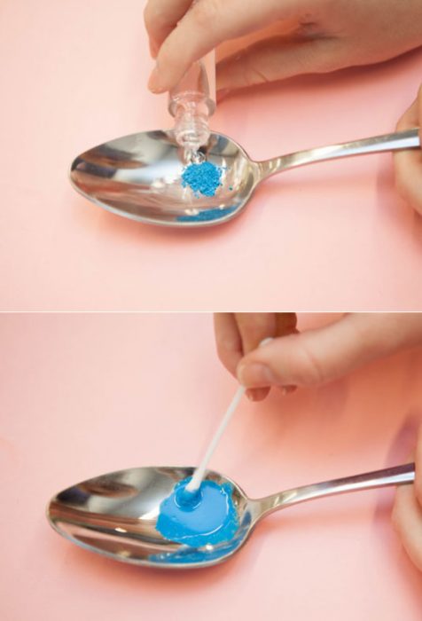 Mezcla de sombra para ojos con esmalte transparente