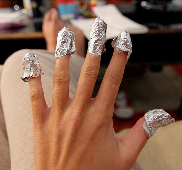 Uñas envueltas con algodón y papel aluminio