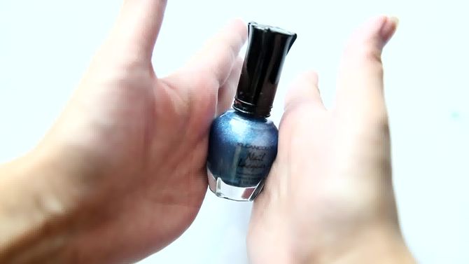Manos agitando un esmalte de uñas