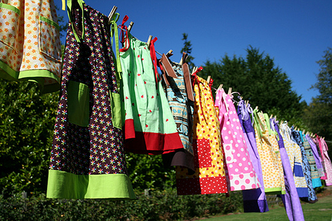 Vestidos de Lillian Weber colgados en un tendedero 