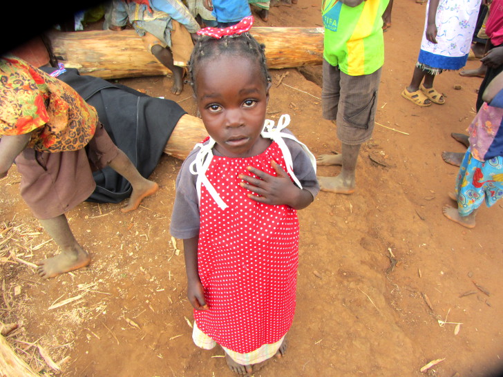 Niña africana con un vestido de la organización vestidos para África 