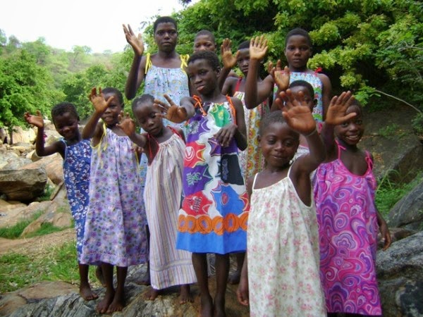 Personas africanas beneficiadas por la organización "Vestidos por África" 