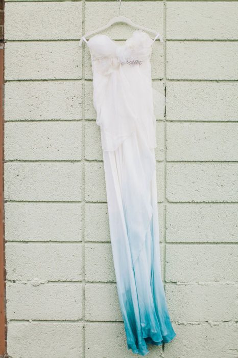 vestido de color blanco con azul colgado en la pared 