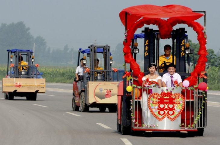 novios transportándose en un montacargas 