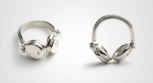Fotografía de anillo en forma de audífonos en color plateado 