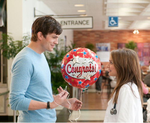 hombre le da un globo a una chica 