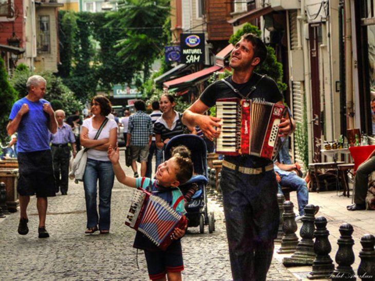 padre e hijo tocando el acordeón 