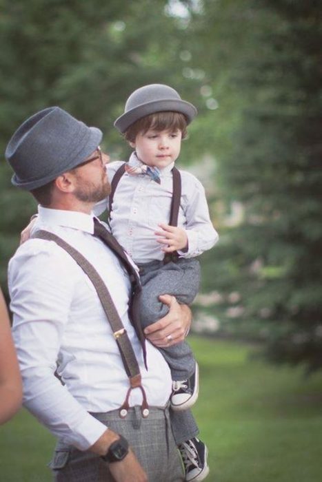 padre cargando a su hijo y vestidos igual 